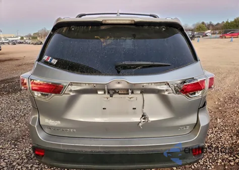 2015 Toyota Highlander Xle z USA, uszkodzony, nr VIN 5TDKKRFH8FS101426